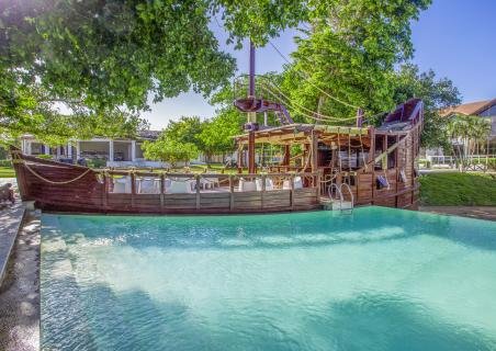 El Barco Bar reopening