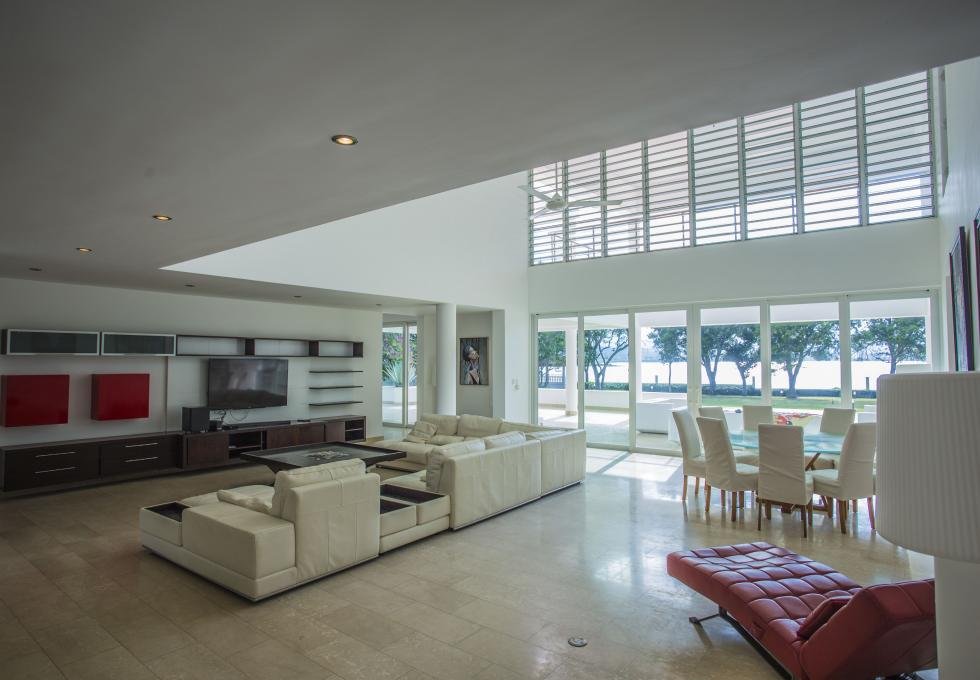 Beachfront exclusive 4-bedroom villa