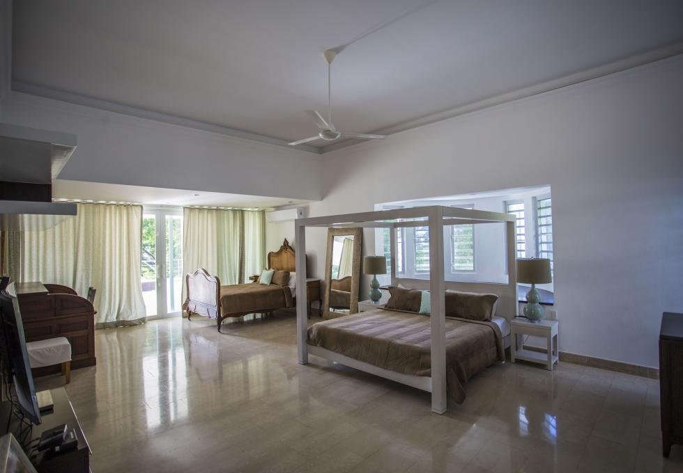 Beachfront exclusive 4-bedroom villa