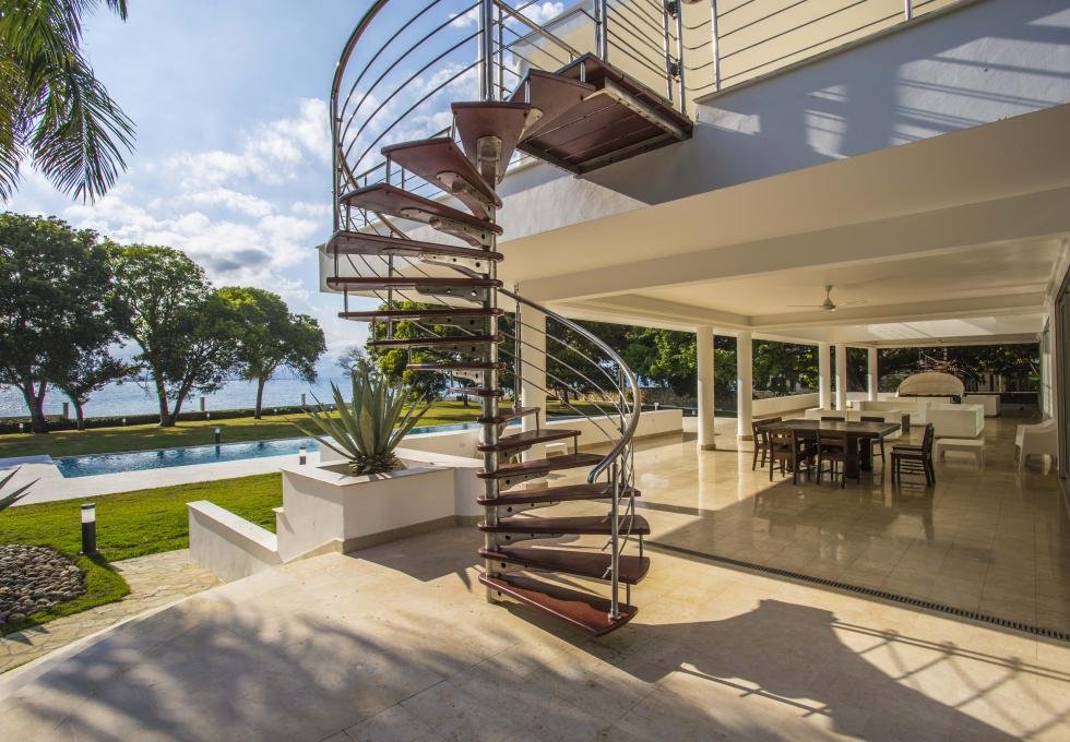 Beachfront exclusive 4-bedroom villa