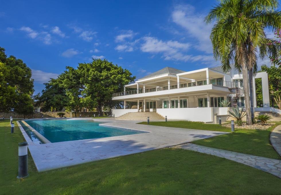 Beachfront exclusive 4-bedroom villa