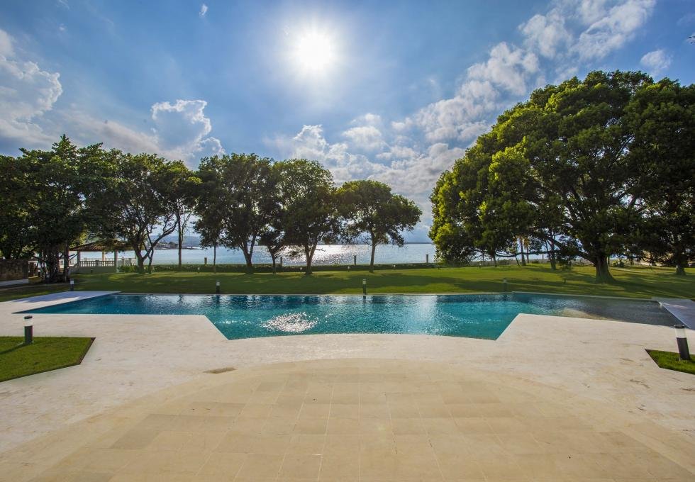 Beachfront exclusive 4-bedroom villa