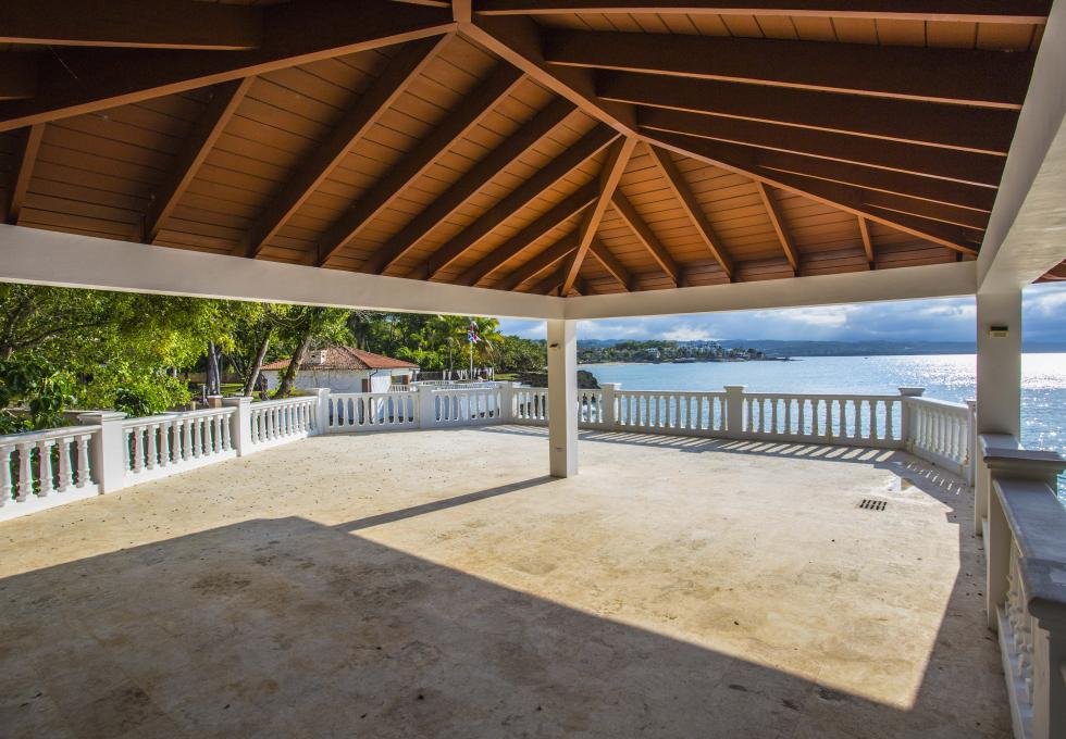 Beachfront exclusive 4-bedroom villa