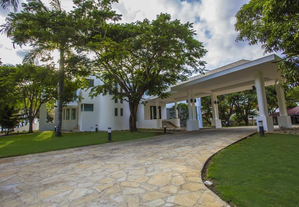 Beachfront exclusive 4-bedroom villa